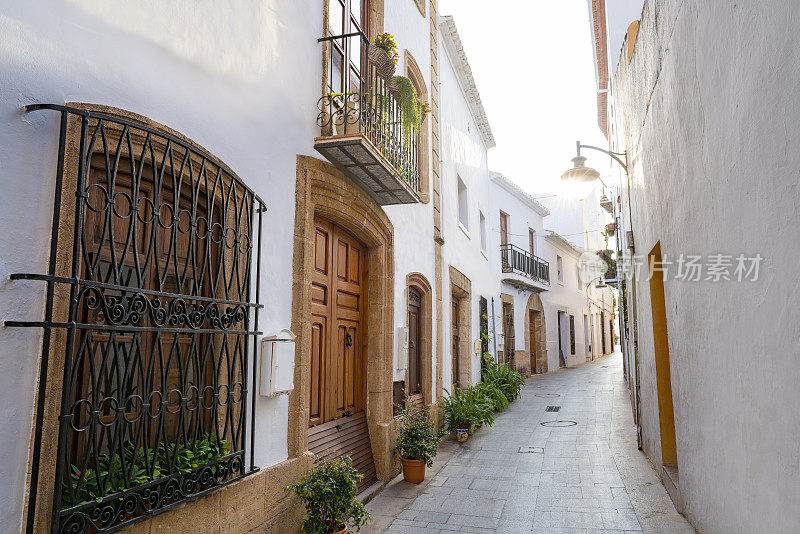 西班牙阿利坎特的Javea Xabia地中海街道立面